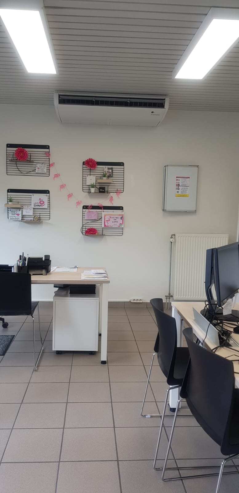 Plafondmodel airco in een kantoor