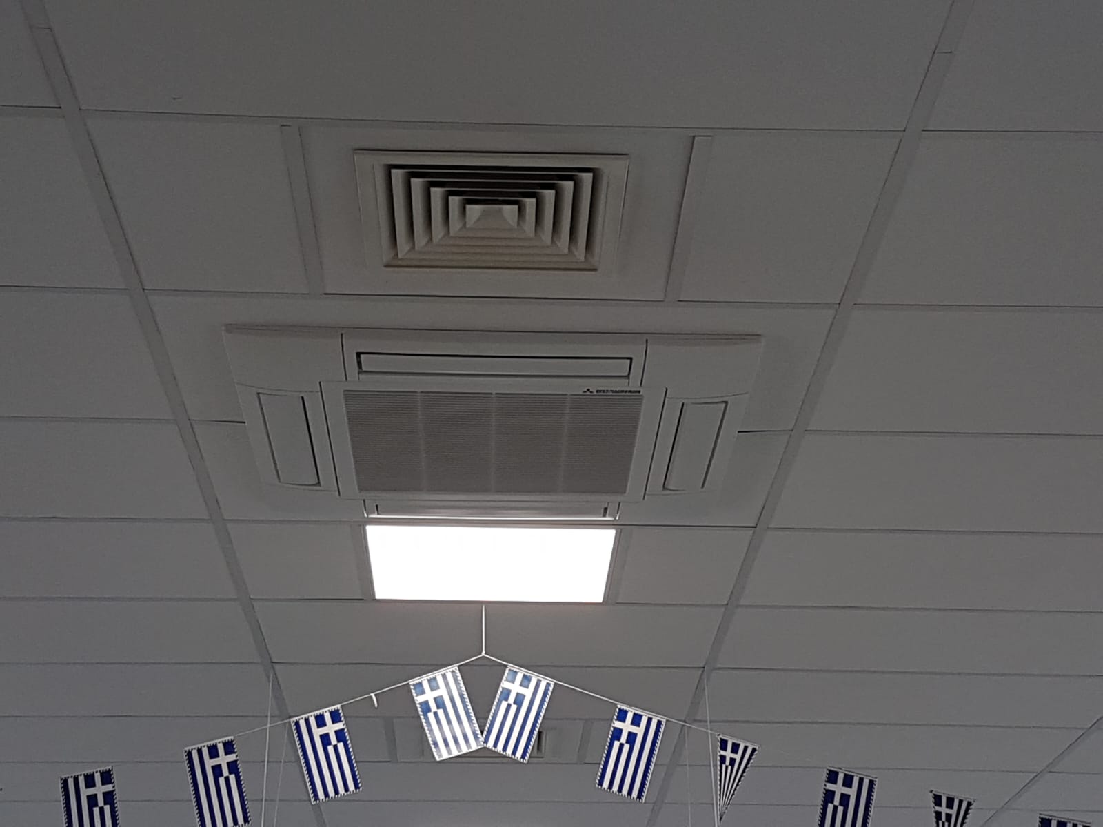 Cassette airco binnenunit in een plafond
