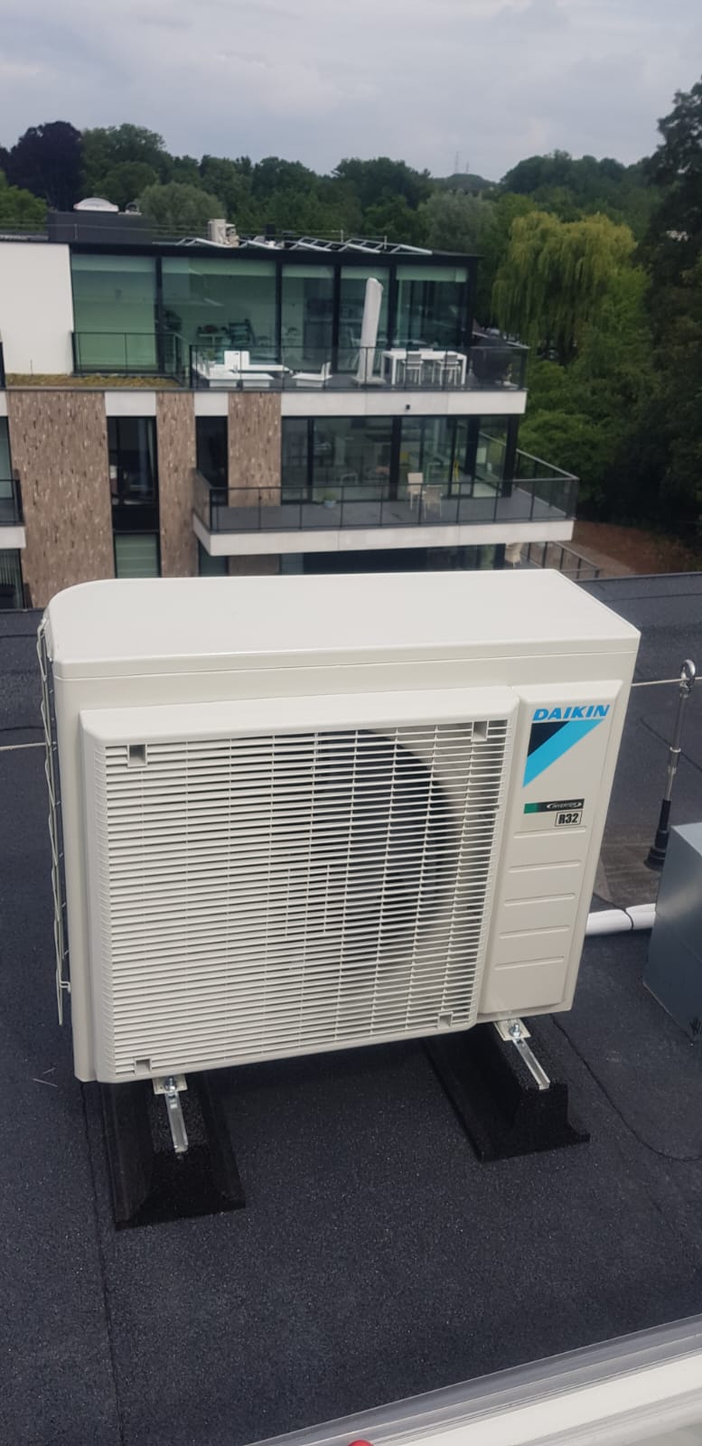 Warmtepomp buitenunit op een plat dak