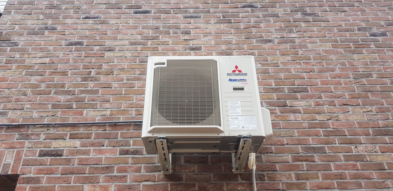 Mitsubishi buitenunit op gevelbeugels