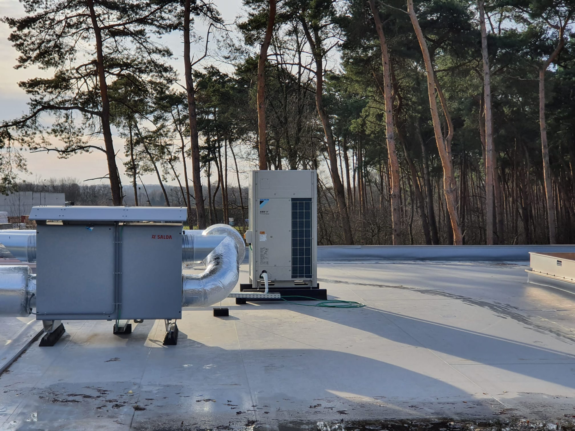 Buitenunit en luchtgroep op een dak