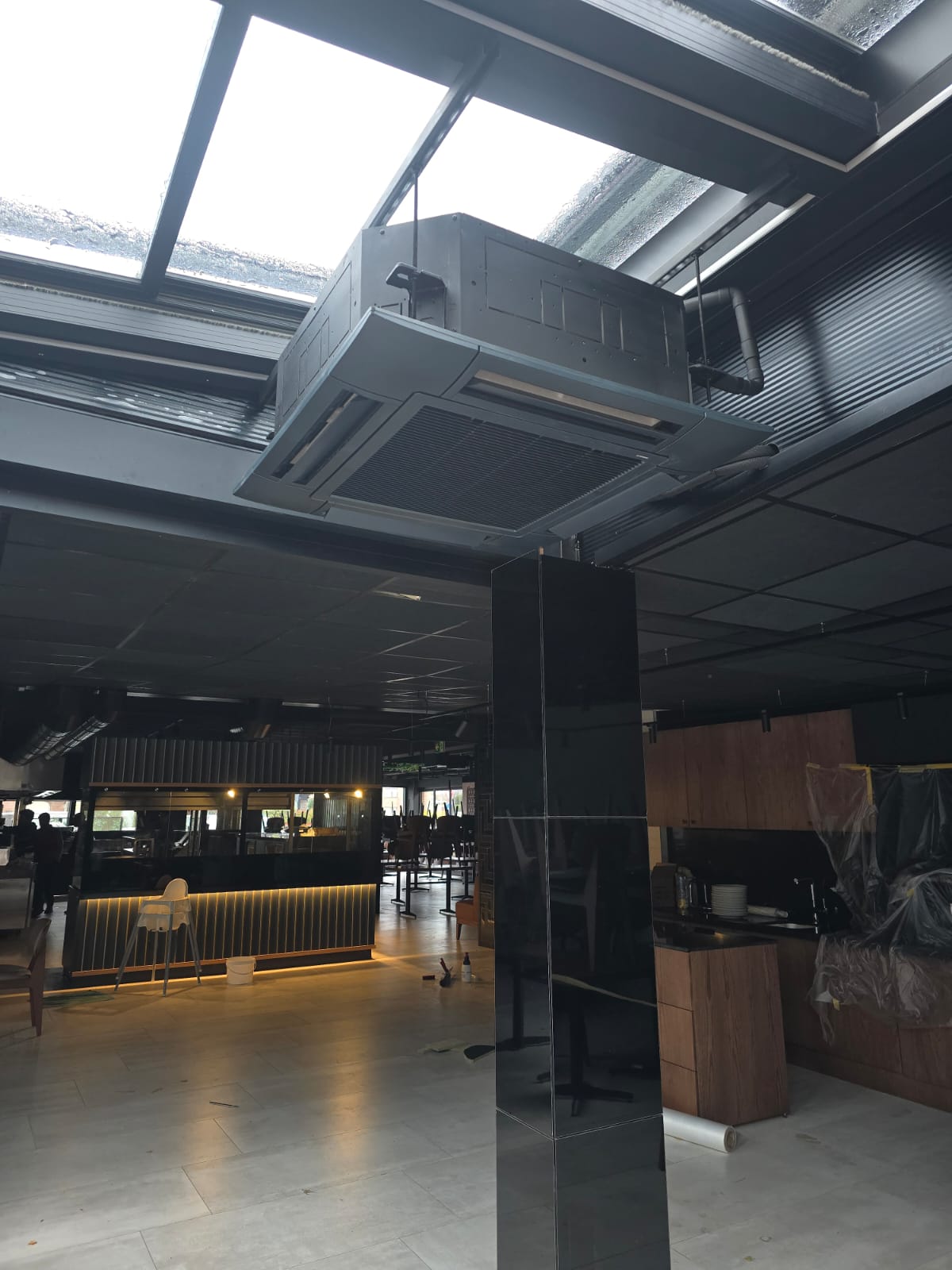 Cassettemodel airco in een horecazaak