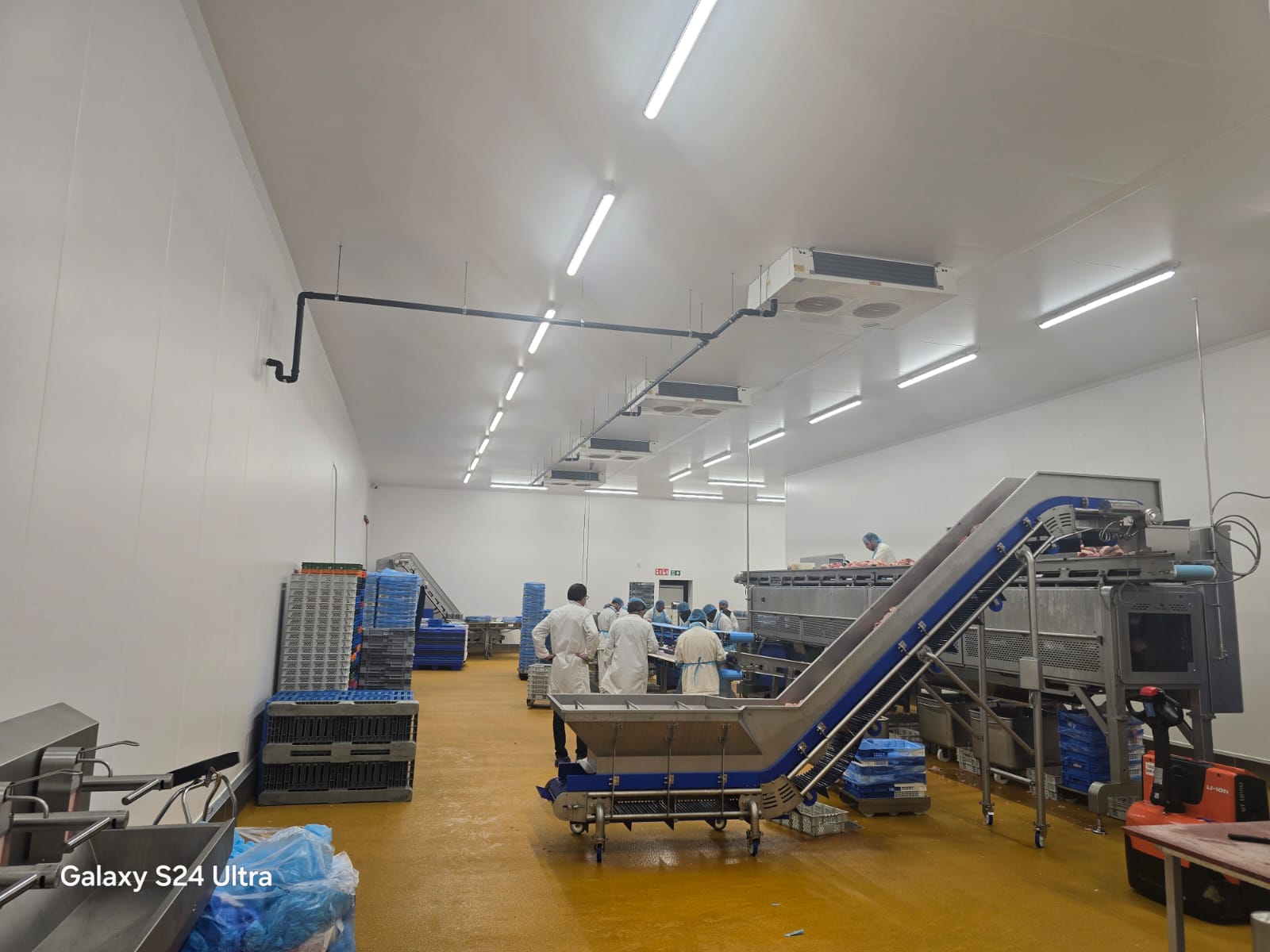Koelruimte met verdampers in een productieruimte