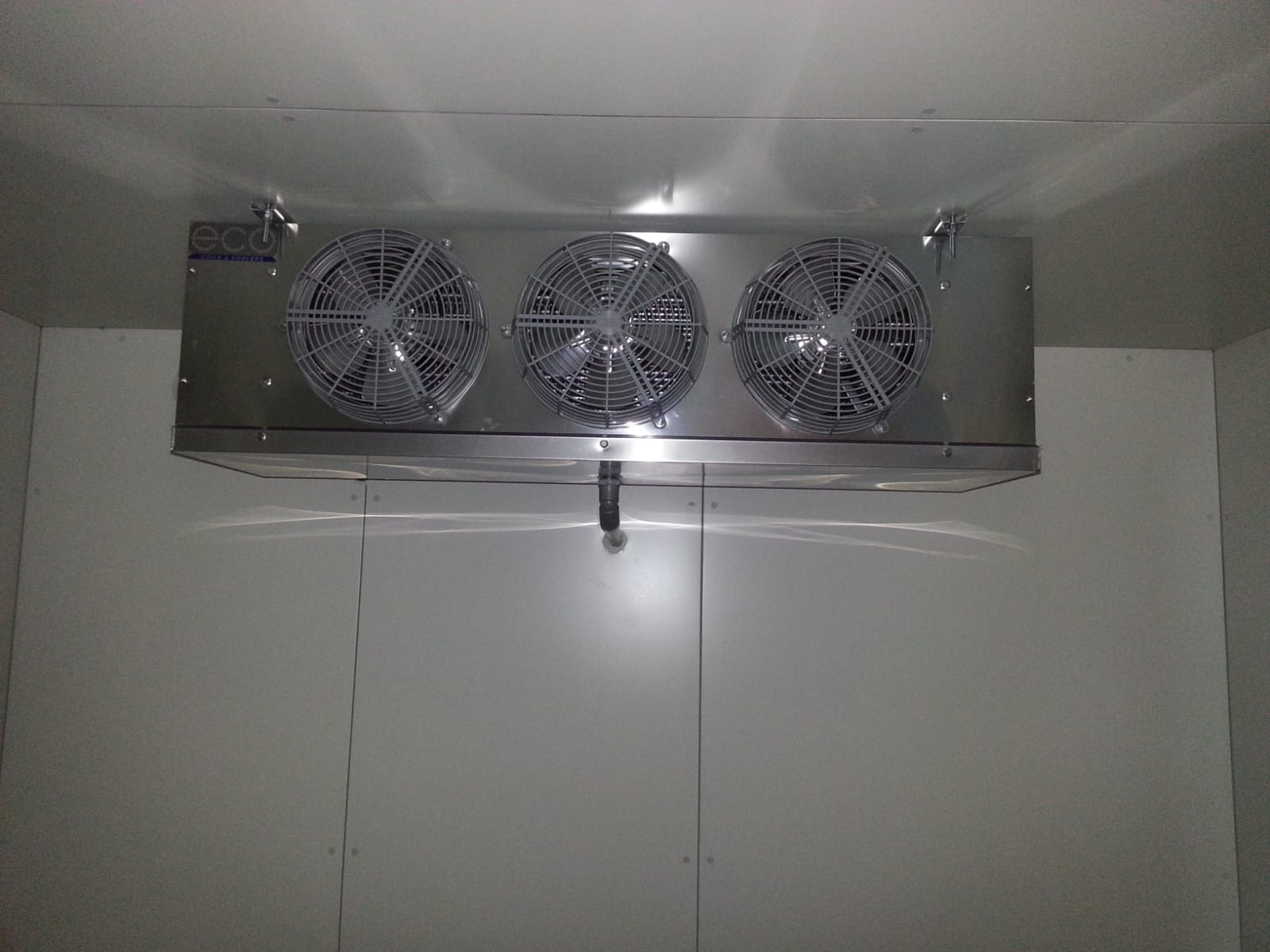 Verdamper met drie ventilatoren in een koelcel