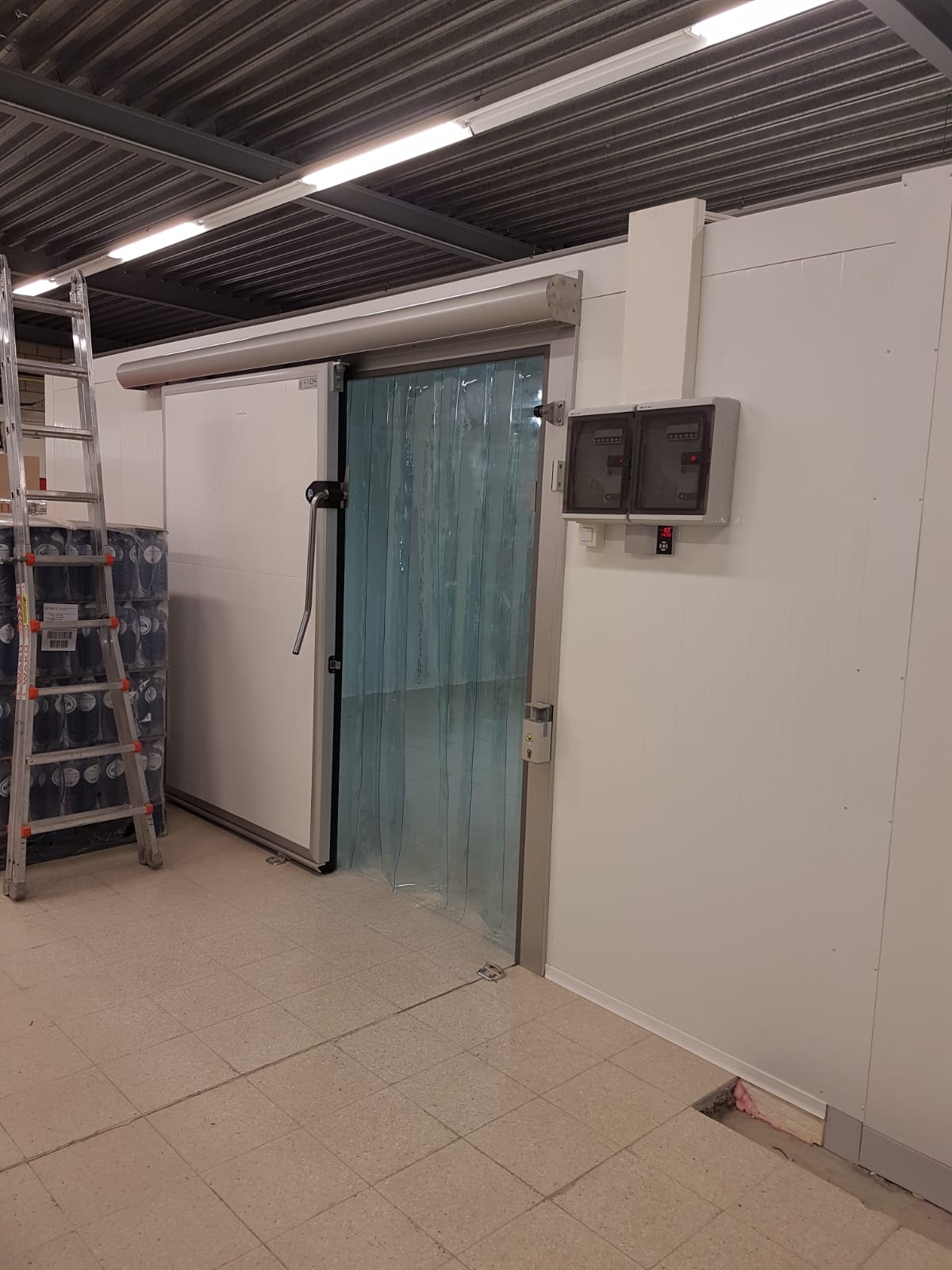 Schuifdeur van een koelcel met regeling