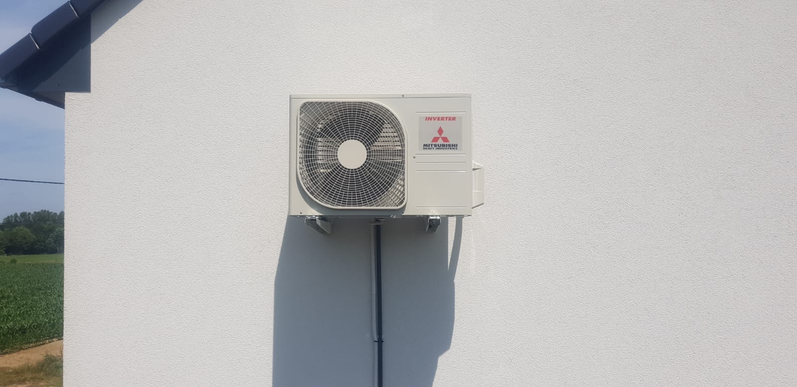 Warmtepomp buitenunit tegen een gevel