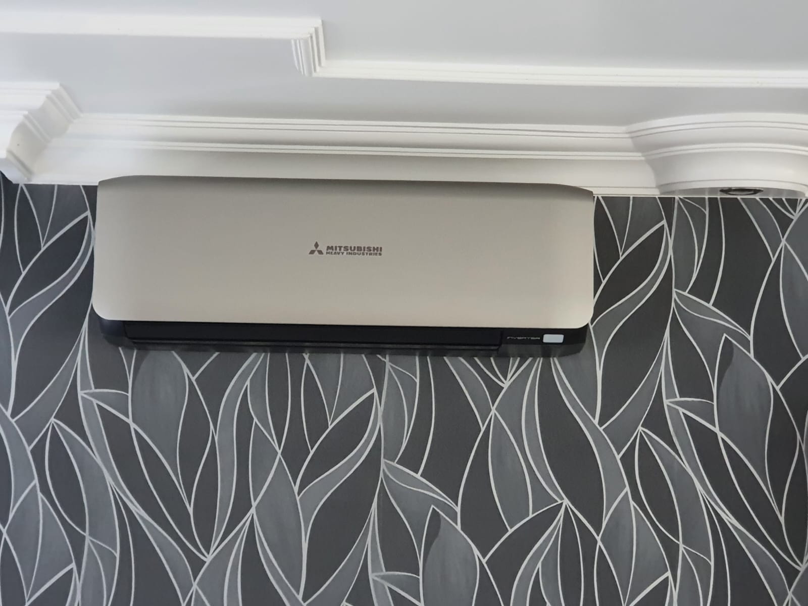 Mitsubishi airco binnenunit aan een wand