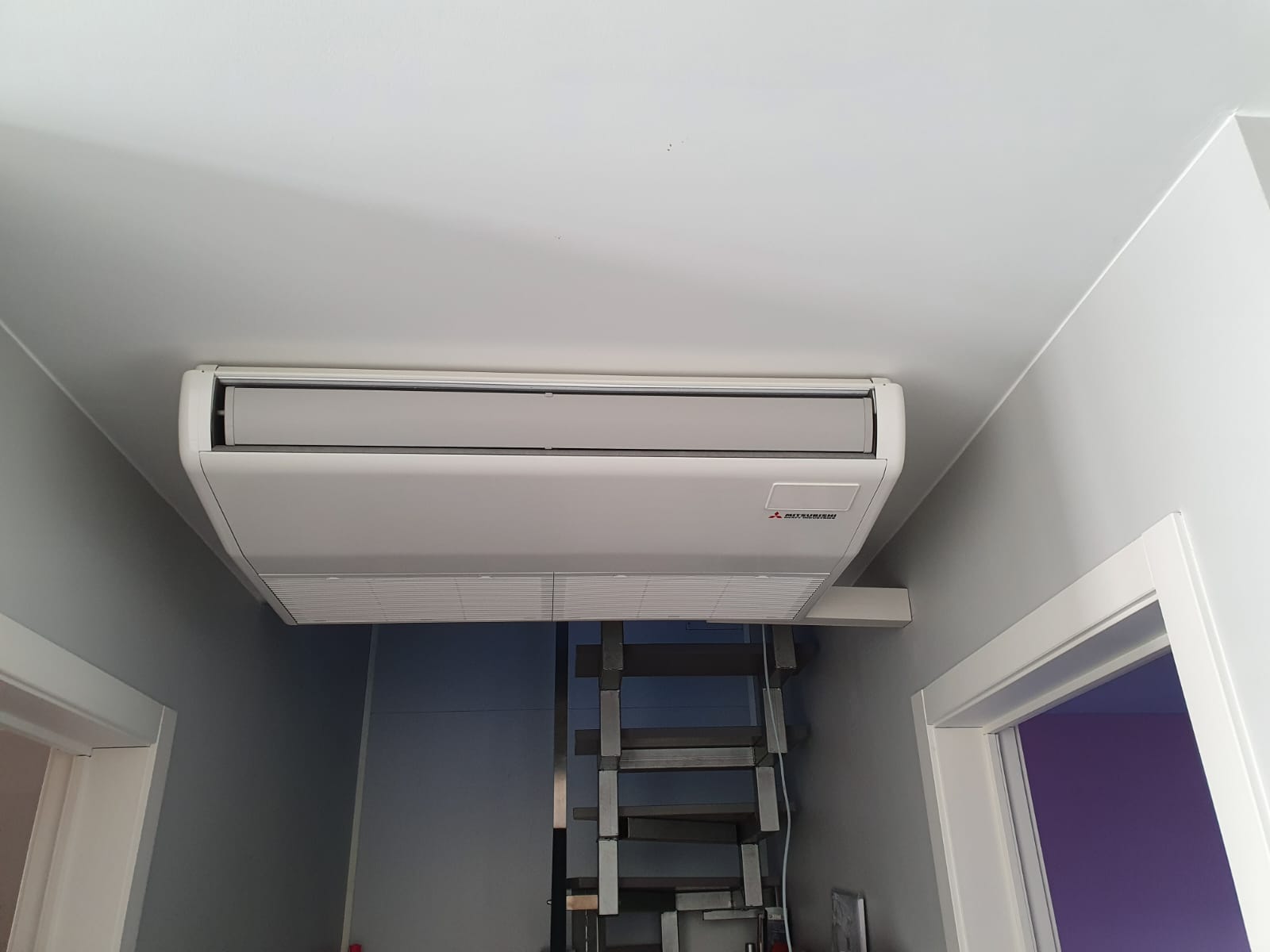 Plafondmodel airco in een woning