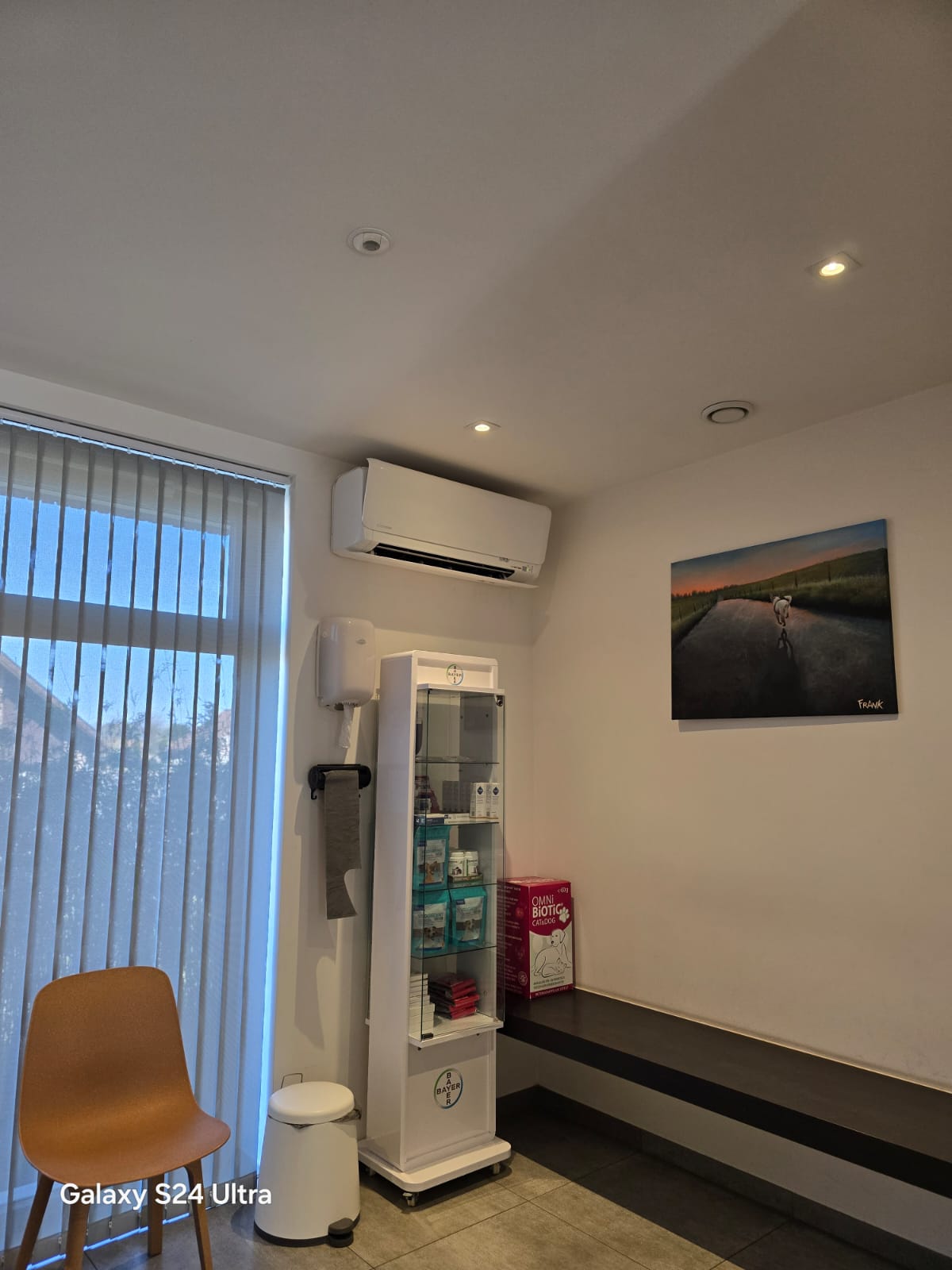 Airco binnenunit in een wachtruimte