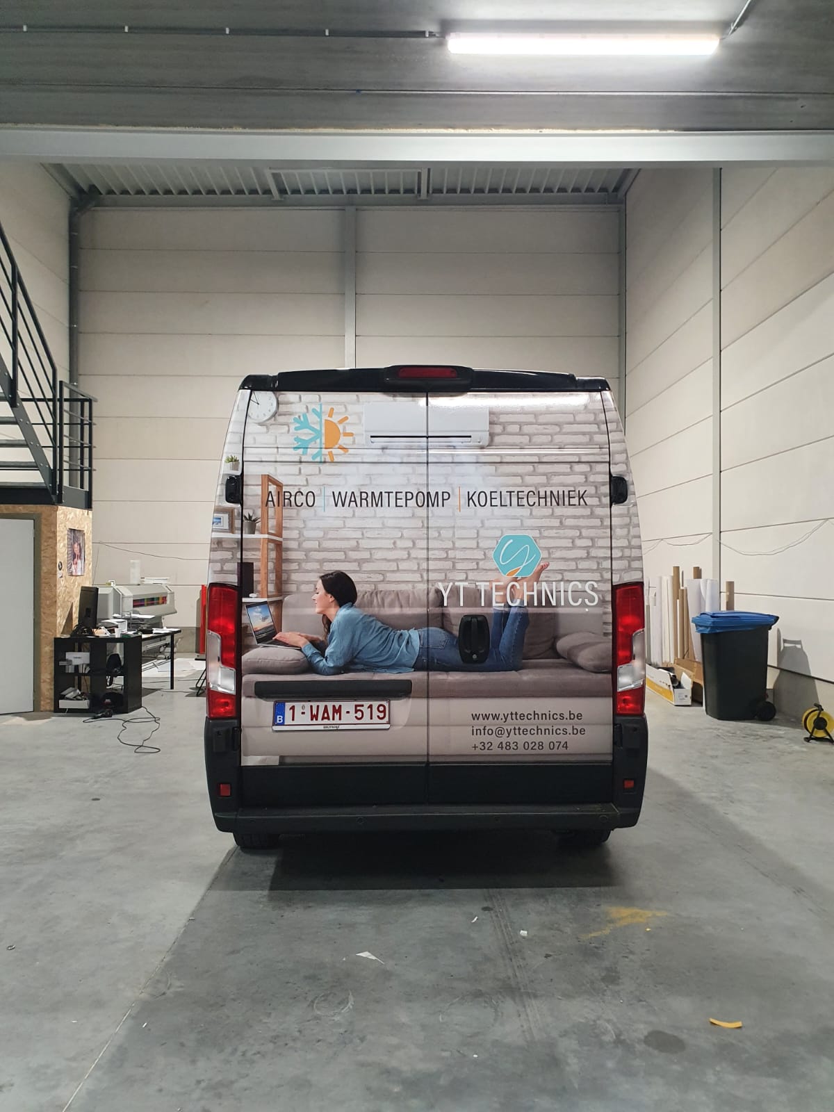 Bestelwagen van YT Technics, achteraanzicht